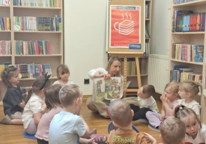 dzieci słuchają pani jak czyta