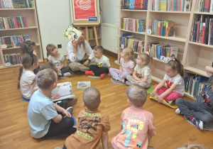 dzieci słuchają pani jak czyta