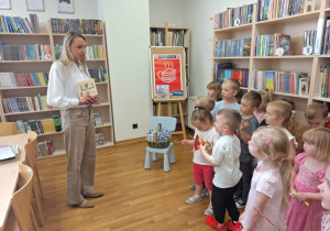 pani wręcza dzieciom dyplomy i niespodzianki
