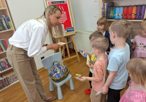 pani wręcza dzieciom dyplomy i niespodzianki