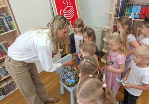 pani wręcza dzieciom dyplomy i niespodzianki