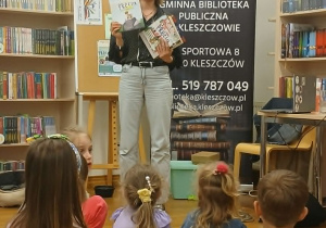 Autorka prezentuje książki
