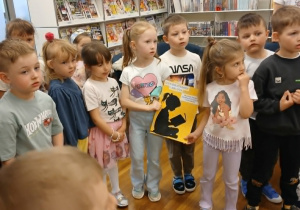 Dzieci składają życzenia bibliotekarkom