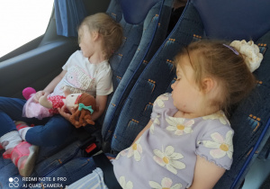 dziewczynki śpią w autobusie