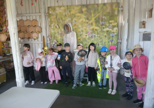 Dzieci prezentują przybory ubrania potrzebne pszczelarzowi do pracy