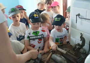 Chłopcy oglądają jak wyglądały żelazka w dawnych czasach
