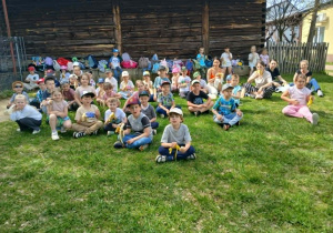 Pamiątkowe zdjęcie na trawie z kolegami z grupy sześciolatków