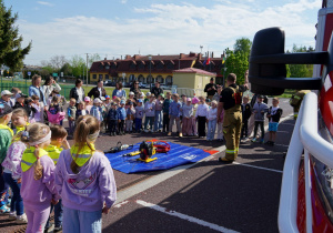 strażacy pokazują sprzęt