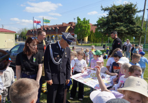 dzieci dziękują strażakom za wizytę