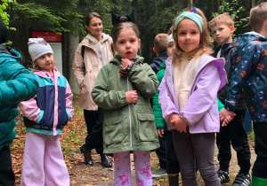dziewczynki w lesie