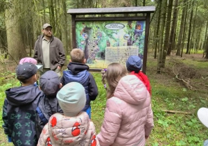 dzieci słuchają ciekawostek o zwierzętach