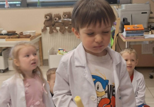 dziecko je chrupkę zanurzoną w ciekłym azocie