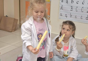 dziecko je chrupkę zanurzoną w ciekłym azocie