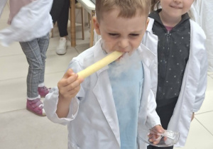 dziecko je chrupkę zanurzoną w ciekłym azocie