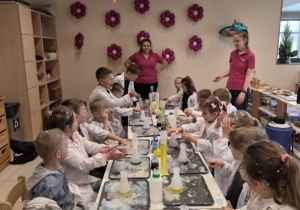 przedszkolaki obserwują wybuchy
