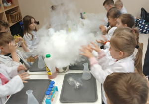 Eksperymentowanie z ciekłym azotem