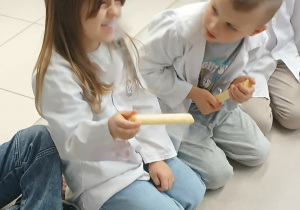 Dzieci degustuą chrupki