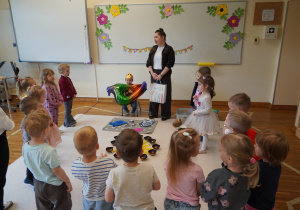 dzieci śpiewają sto lat