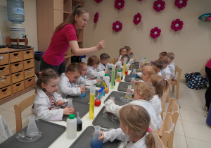 dzieci potrząsają kolbami