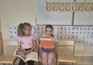 dziewczynki czytają opowiadania