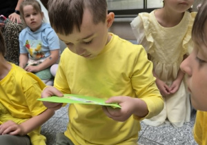 chłopiec czyta wskazówkę dotyczącą kolejnej stacji