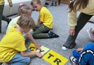 dzieci układają w swoich grupach wyraz cytryna z odnalezionych liter
