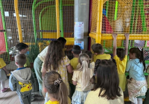 dzieci odnajdują kolejna stację by zdobyć składnik lemoniady