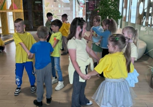 dzieci tańczą i zamieniają się w lodowe posągi