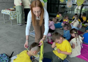 pani Julia rozdaje dzieciom medale za wykonaną misję