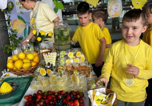 chłopiec trzyma lemoniadę