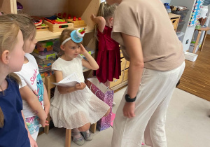 Pani składa życzenia jubilatce