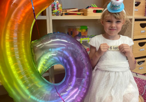 Dziewczynka z karteczką 6 lat