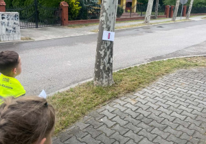 Dzieci zbierają po drodze litery