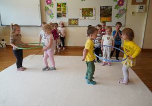 dzieci niosą hula hop