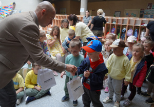 pan wręcza upominki od Fundacji Gminy Kleszczów