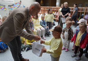pan wręcza chłopcu upominek od Fundacji Gminy Kleszczów