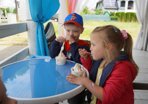 dzieci jedzą lody