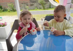 dzieci jedzą lody