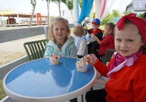 dziewczynki jedzą lody