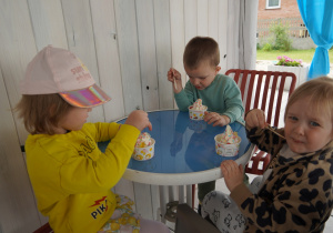 dzieci jedzą lody