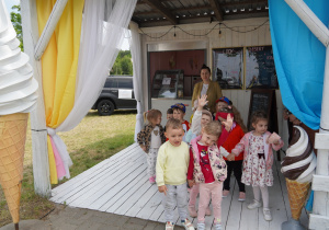 dzieci z panią wychodzą z lodziarni