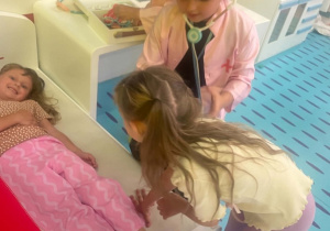 Dziewczynki bawią się w szpital