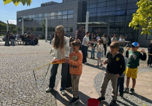 chłopiec puszcza bańki w wersji xxl