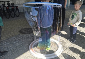 chłopie stoi w dużej bańce