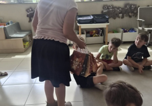 Dziewczynka rozdaje dzieciom prezenty