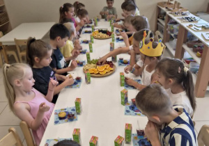 Słodki poczęstunek przy stole
