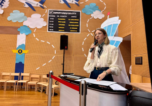 Pani dyrektor wita gości