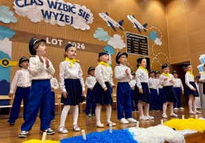 Dzieci śpiewają piosenkę