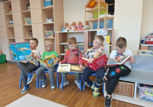 dzieci oglądają książki
