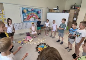 Dzieci śpiewają sto lat